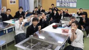【学校だより】リンゴを使った化学電池の実験でー東京第1初中