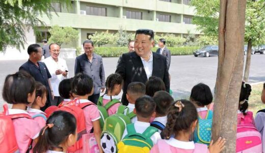 【北朝鮮】避難所で授業参観ー被災の子供に制服や学用品などをプレゼント