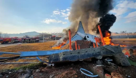 韓国で旅客機が滑走路外れ炎上、179人が死亡